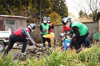 被災地でボランティア活動をしている写真