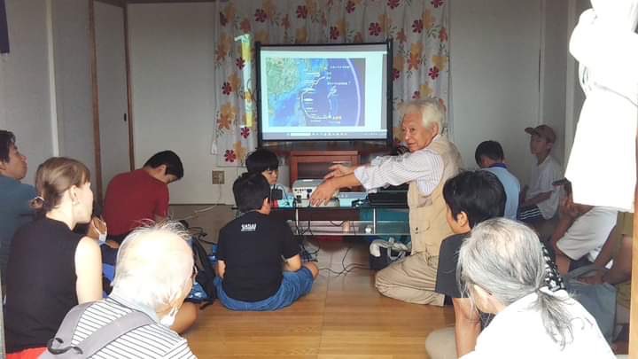 ニホンウナギについて学ぶ参加者の写真