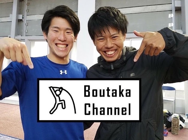 ボウタカチャンネルを指差してアピールしている写真