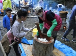 餅つきのイベントに参加している写真