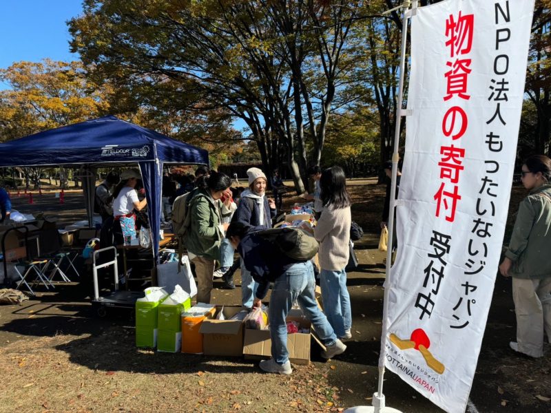 寄付の受付をしている写真