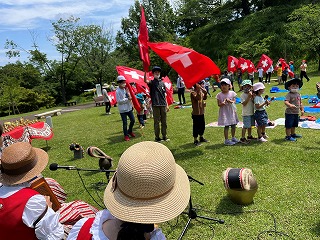 公園で演奏している写真