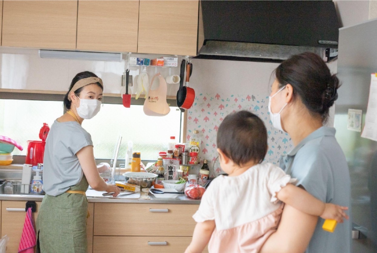 子育てを手伝っている写真