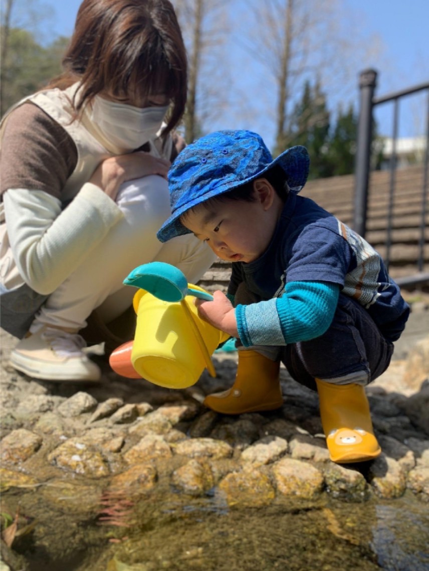 子どもが砂遊びをしている写真